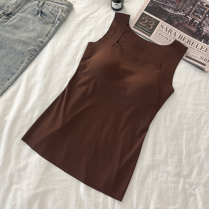 Le débardeur français qui remplace soutien-gorge, camisole et gaine en une seule pièce. (CJ)